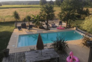 Location saisonnière groupe piscine, champs et vignes à Coteaux-sur-Loire