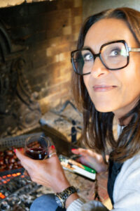 On se réchauffe au coin du feu en regardant les marrons crépitants