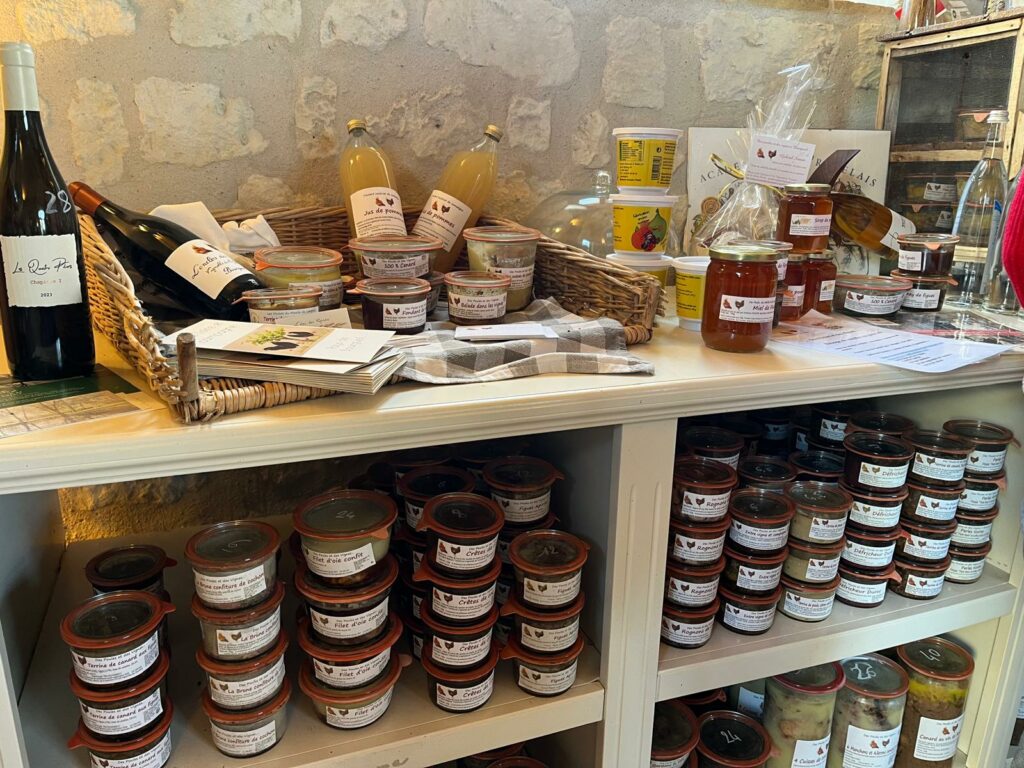 Découverte produit locaux : terrines de volaille, terrines végétales, vin, biscuits artisanaux, dans la boutique des poules et des vignes