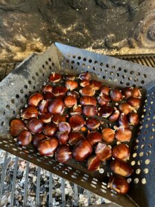 Châtaignes ramassées lors d'une balade en trottinette cuites au feu de bois à la cheminée
