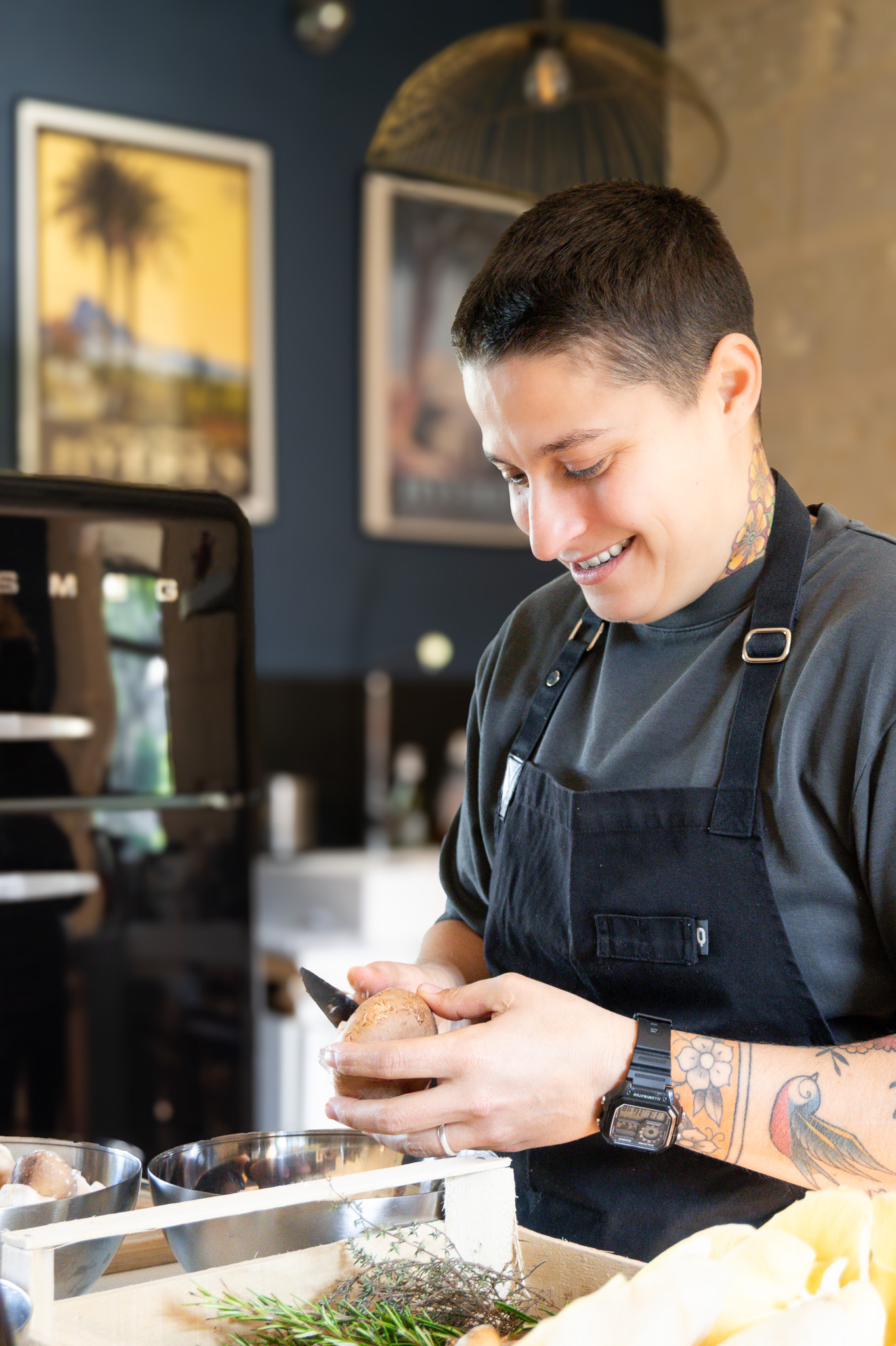 Une cheffe expérimentée qui cuisine des produits locaux de Touraine lors d'un atelier culinaire