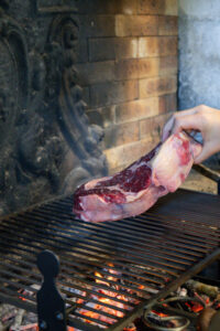 Côte de bœuf cuite au feu de bois dans la grande cheminée du gîte