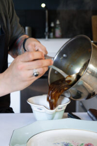 Sauce savoureuse pour napper la côte de bœuf cuite à la cheminée, cuisinée par notre cheffe