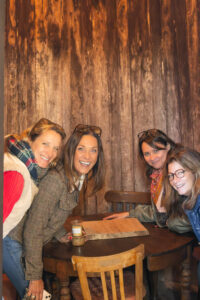 Moment convivial dans le tonneau de la boutique des poules et des vignes