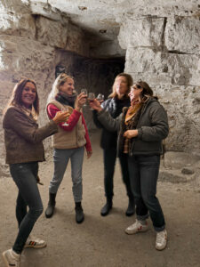Dégustation entre amis de vin de Bourgueil dans un cave