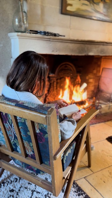 Lecture cocooning au coin du feu de cheminée