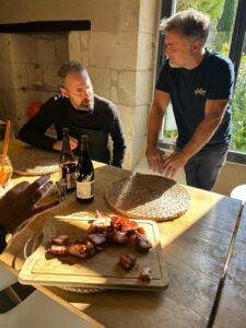 Echanges lors d'une journée automnale autour du vin et de la gastronomie