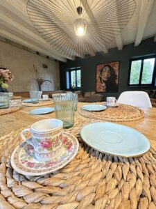 Petit déjeuner au coin du feu dans notre hébergement