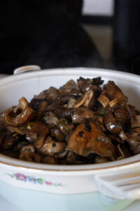 Poêlée de champignons ramassés lors d'une balade en Touraine et cuisinée par notre cheffe locale