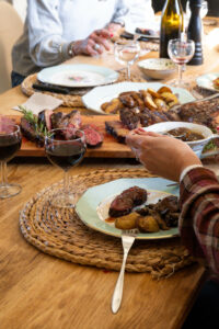 Repas convivial et authentique entre amis, en famille, entre collègues au coin du feu