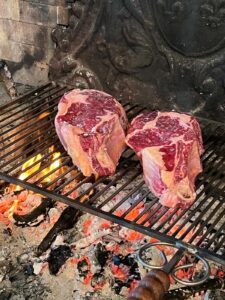 Côtes de bœuf cuites au feu de bois à la cheminée