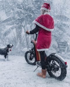 Mère Noël sur une trottinette tout-terrain